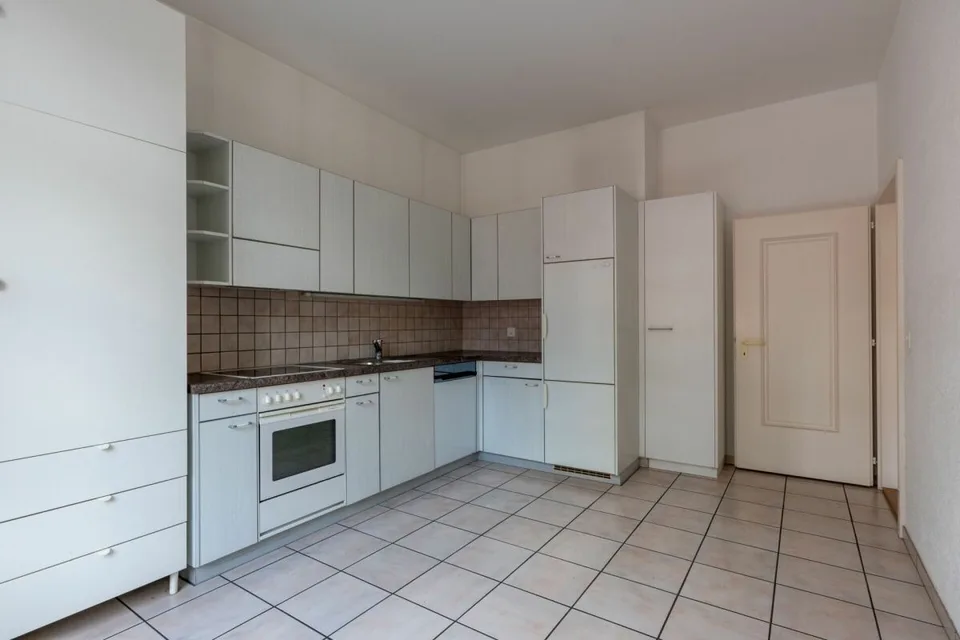 Helle 3.5-Zimmer-Wohnung mit hohen Räumen und gedecktem Balkon – Foto 9 von 10