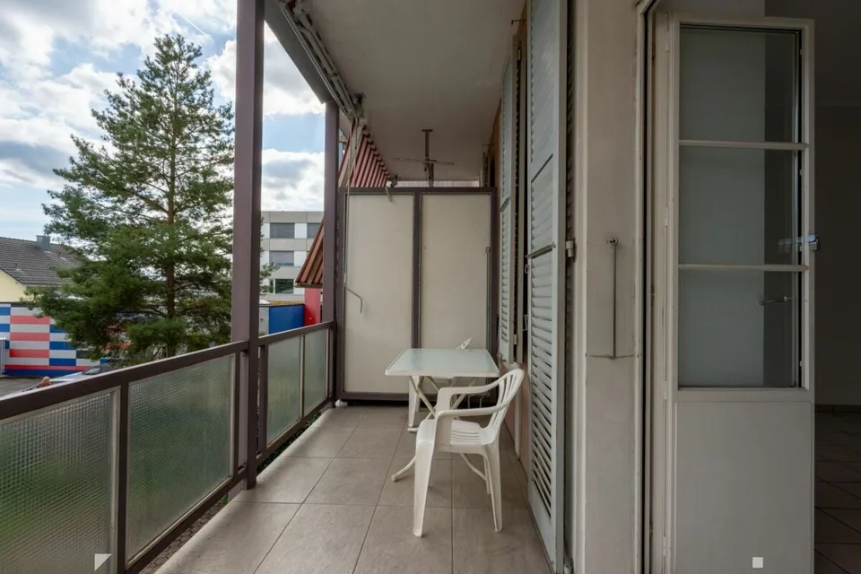 Helle 3.5-Zimmer-Wohnung mit hohen Räumen und gedecktem Balkon – Foto 4 von 10
