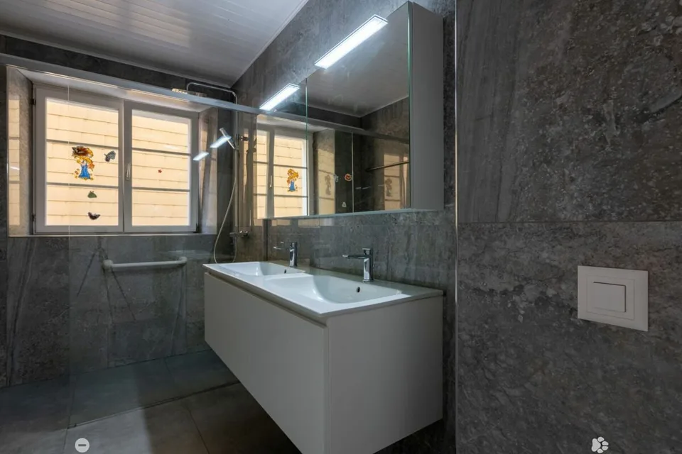 Helle 3.5-Zimmer-Wohnung mit hohen Räumen und gedecktem Balkon – Foto 7 von 10
