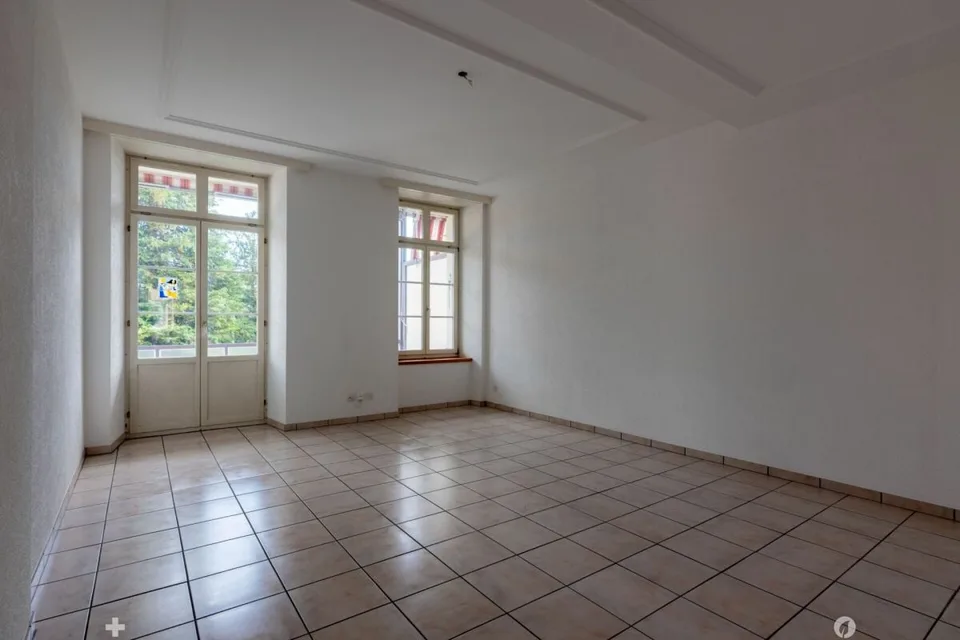 Helle 3.5-Zimmer-Wohnung mit hohen Räumen und gedecktem Balkon – Foto 5 von 10