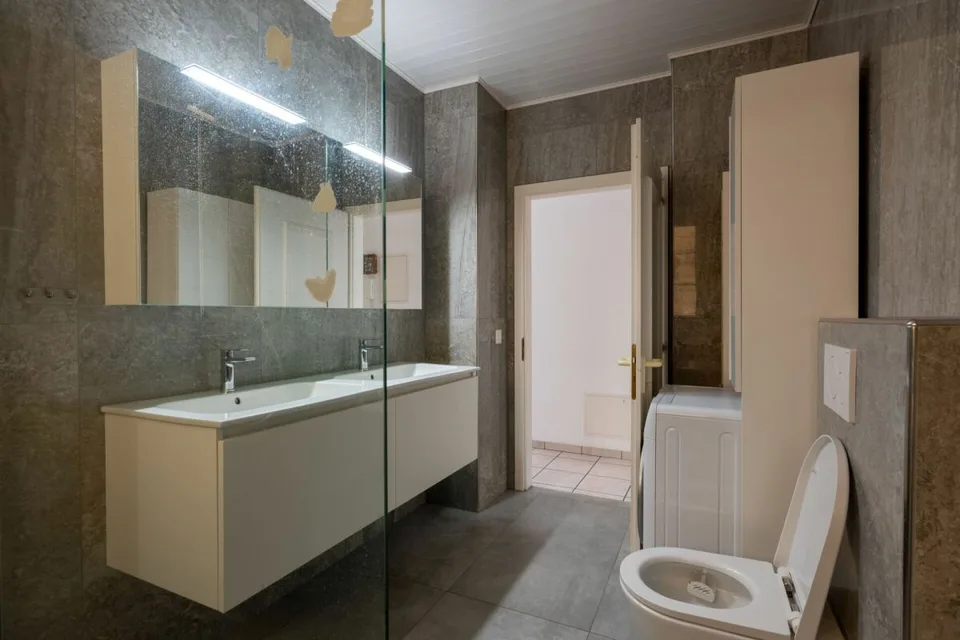Helle 3.5-Zimmer-Wohnung mit hohen Räumen und gedecktem Balkon – Foto 8 von 10