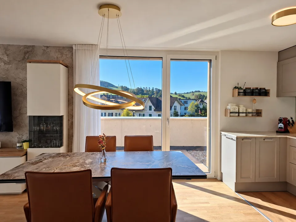 Appartement en attique avec vue lointaine et terrasse spacieuse – photo 3 sur 11