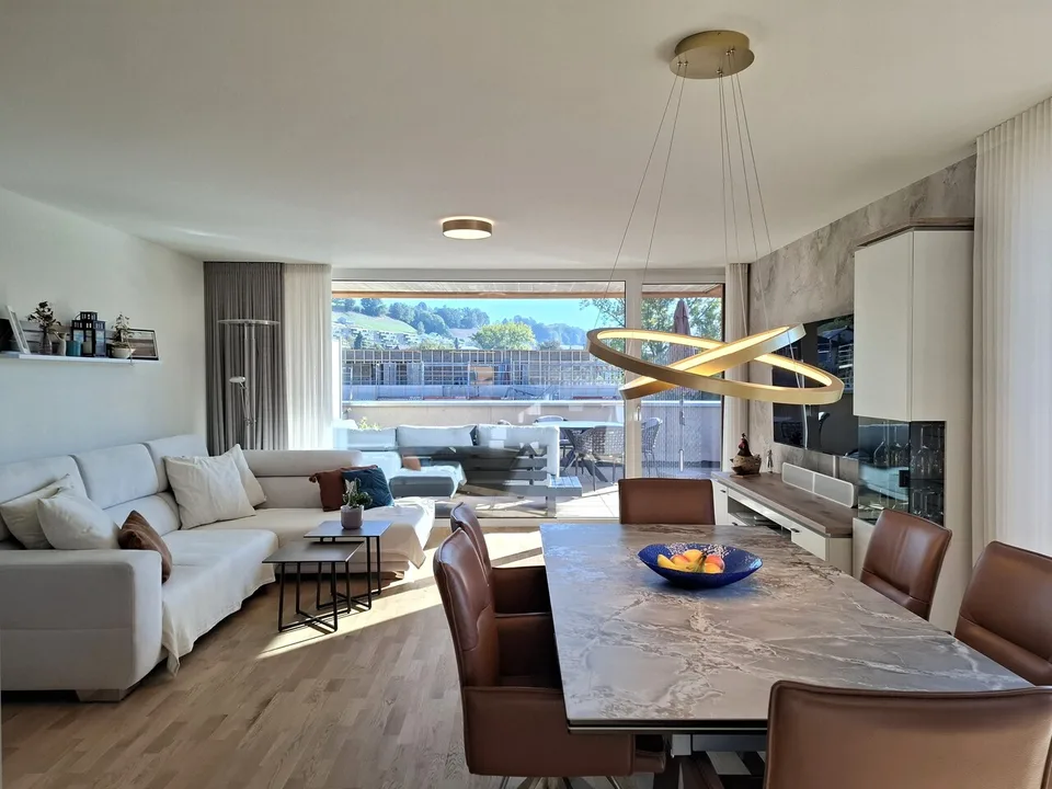 Appartement en attique avec vue lointaine et terrasse spacieuse – photo 5 sur 11