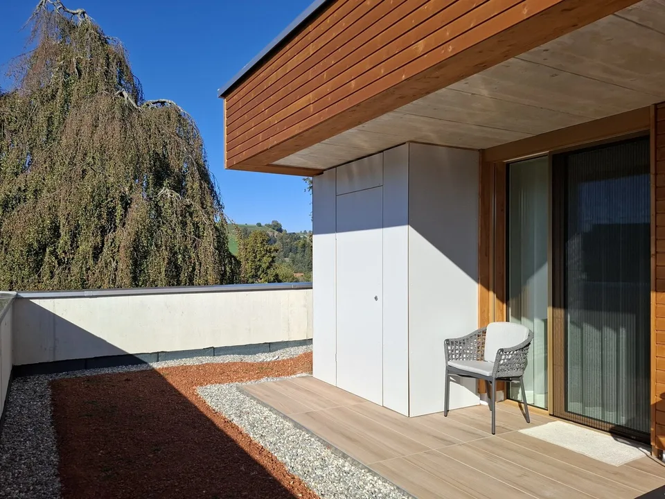 Appartement en attique avec vue lointaine et terrasse spacieuse – photo 9 sur 11