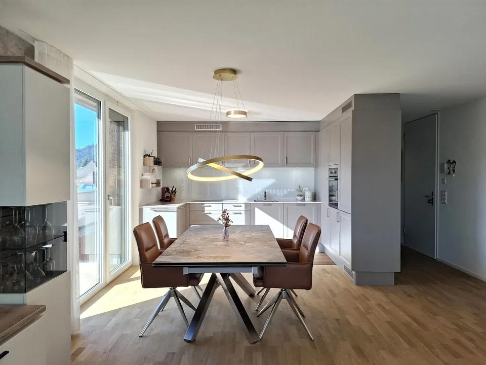 Appartement en attique avec vue lointaine et terrasse spacieuse – photo 4 sur 11