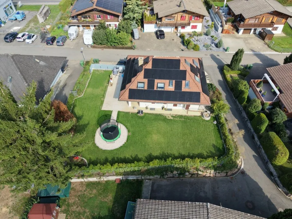 Wunderschönes, grosses 8.5 Zimmer EFH an Privatstrasse, mit grossem Garten – Foto 27 von 30