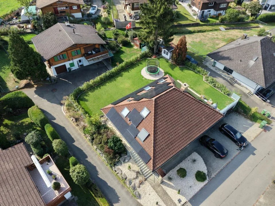 Wunderschönes, grosses 8.5 Zimmer EFH an Privatstrasse, mit grossem Garten – Foto 2 von 30
