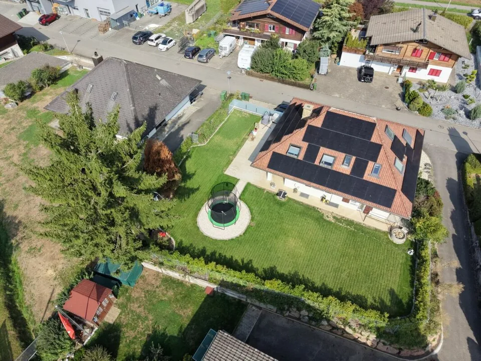 Wunderschönes, grosses 8.5 Zimmer EFH an Privatstrasse, mit grossem Garten – Foto 28 von 30