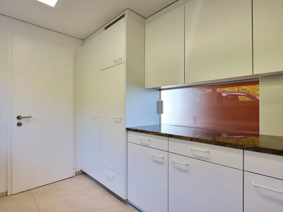 3½-Zi.-Dachwohnung: Wohnen mit 60er-Jahre-Flair und Blick auf das Schloss – Foto 8 von 13