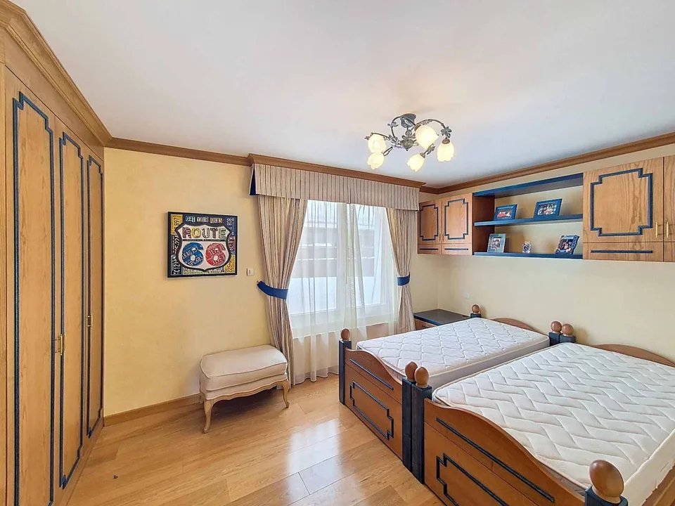Geräumige 7.5 Zimmerwohnung ideal im Zentrum der Station gelegen – Foto 7 von 20