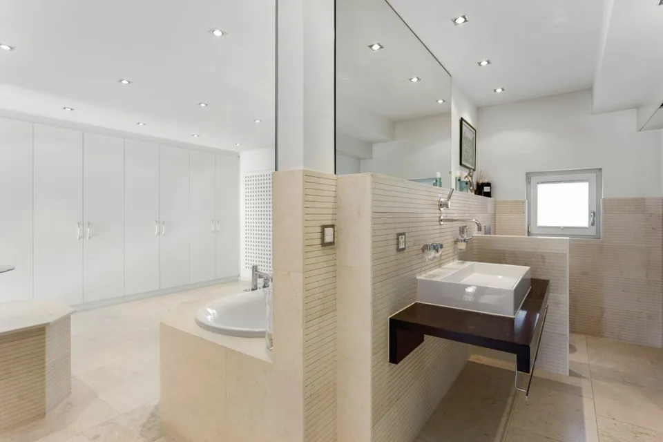 Spacieuse maison unifamiliale de 10 ½ pièces avec un potentiel d'utilisation polyvalent ! – photo 15 sur 19