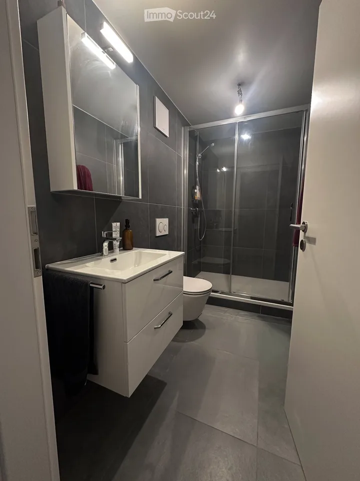 Schöne 2,5-Zimmer-Wohnung mit Garten und Terrasse in Peseux – Foto 2 von 5