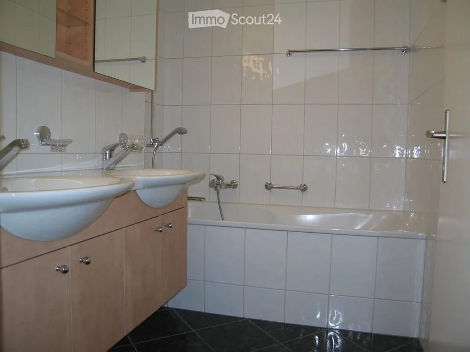 schöne 4.5 Zimmer Wohnung an ruhiger Lage – Foto 2 von 5