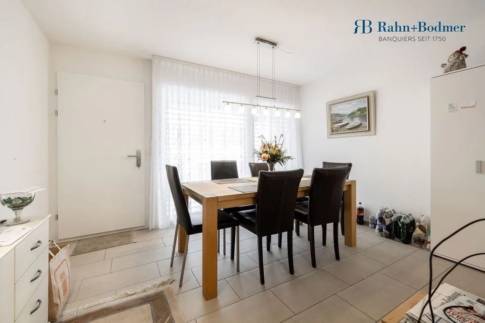 Central living with spacious seating area – photo 3 of 14