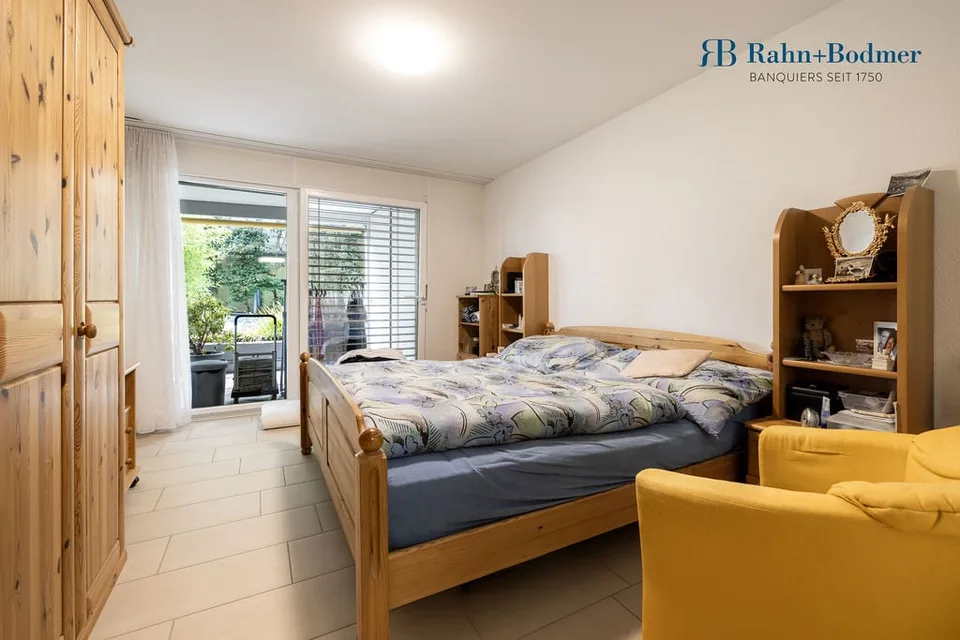 Central living with spacious seating area – photo 6 of 14