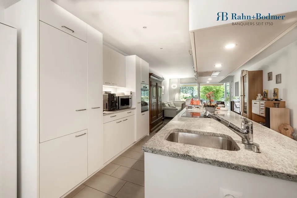 Central living with spacious seating area – photo 4 of 14