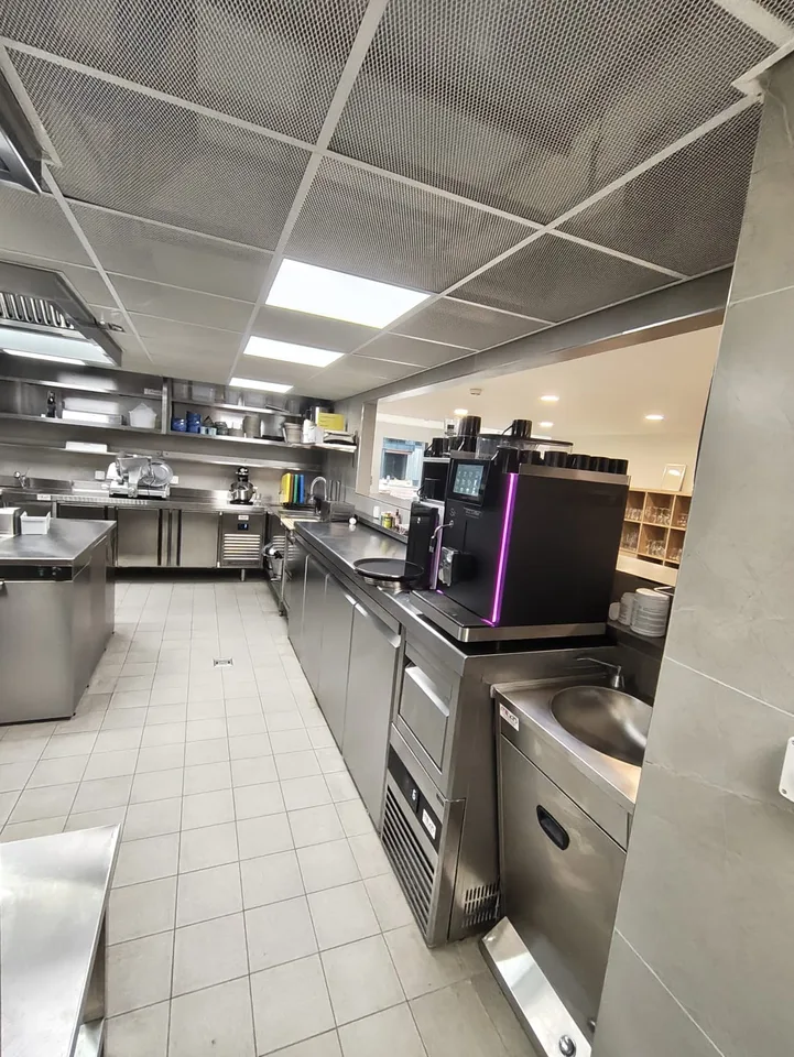 Restaurant Schlüssel in der Hand zu vermieten in einer neuen Residenz zwei Schritte von der Gare entfernt – Foto 2 von 9