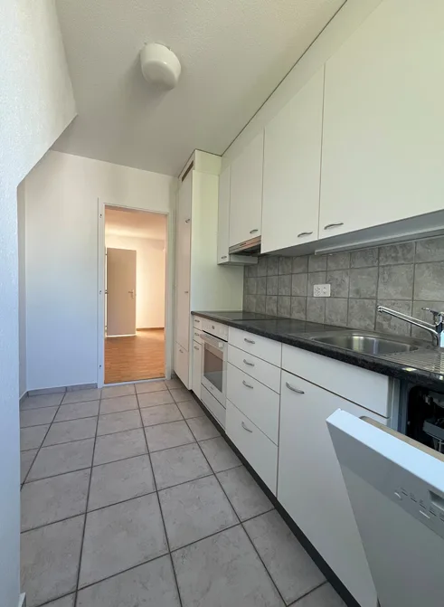 Bright 4.5-room apartment with balcony and beautiful view in Köniz – photo 3 of 17