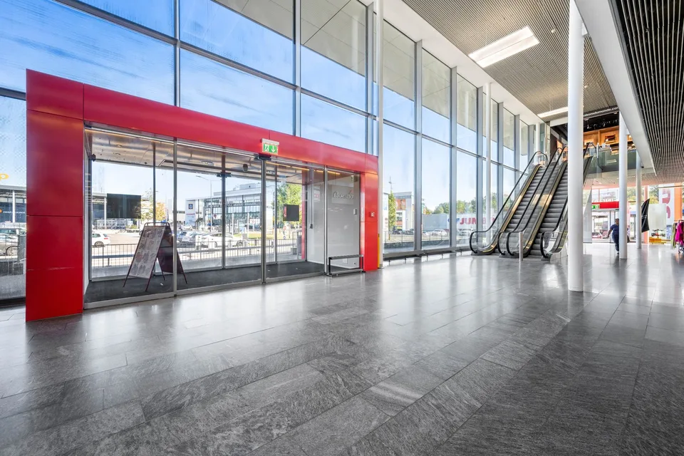 Vente au détail en grand format – 2'700 m² à Dietlikon – photo 4 sur 5
