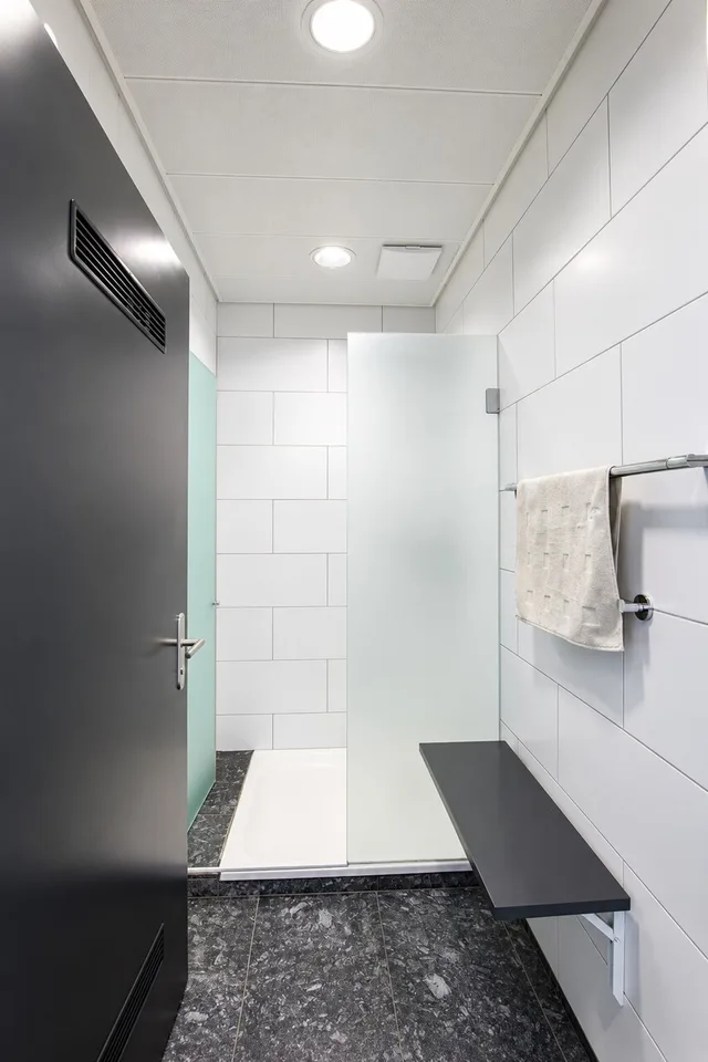 Repräsentative Gewerbefläche mit 921 m², Büro und Anlieferungsrampe – Foto 3 von 5
