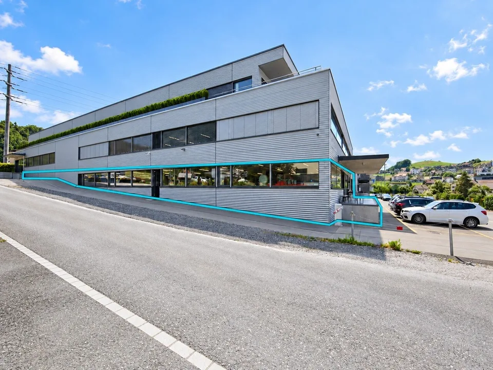 Repräsentative Gewerbefläche mit 921 m², Büro und Anlieferungsrampe – Foto 2 von 5