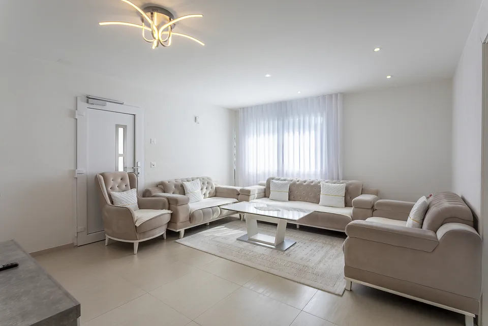 Contemporary villa with spacious volumes and remarkable condition – photo 9 of 13