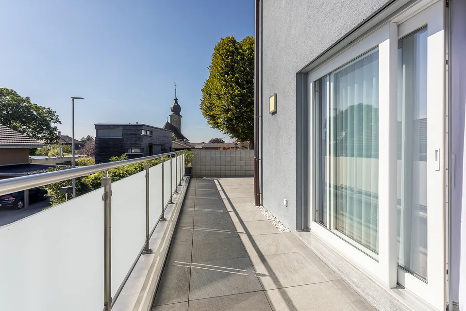Contemporary villa with spacious volumes and remarkable condition – photo 2 of 13