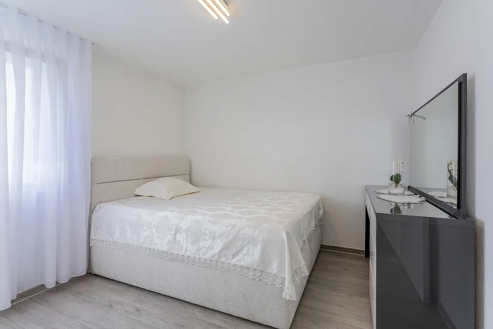 Contemporary villa with spacious volumes and remarkable condition – photo 12 of 13