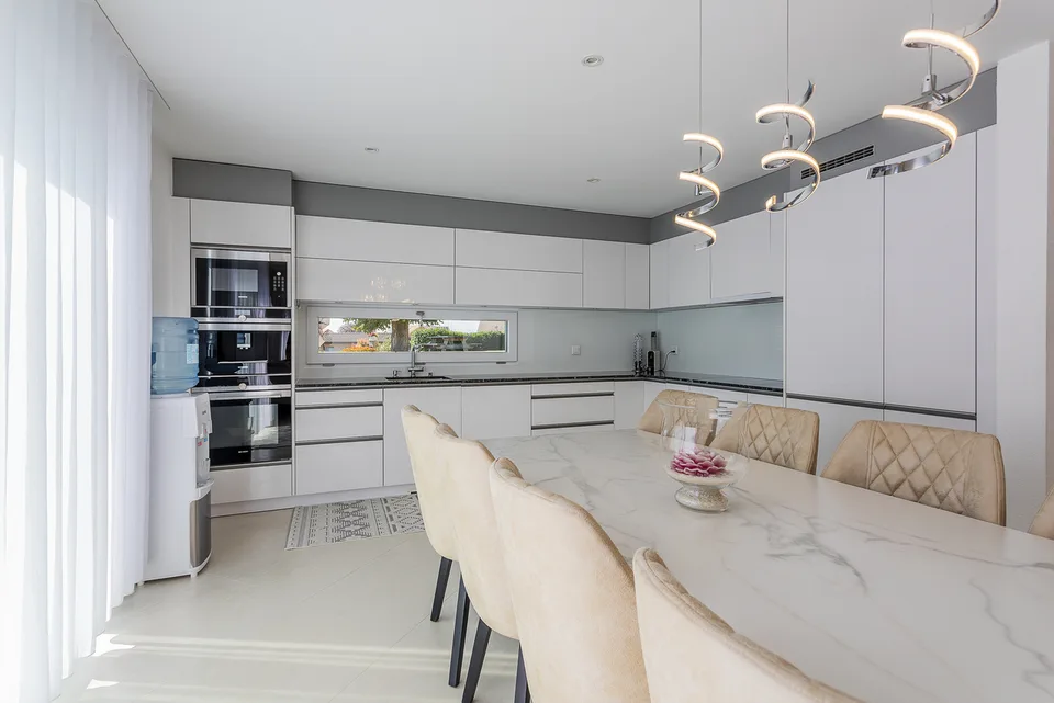 Contemporary villa with spacious volumes and remarkable condition – photo 8 of 13