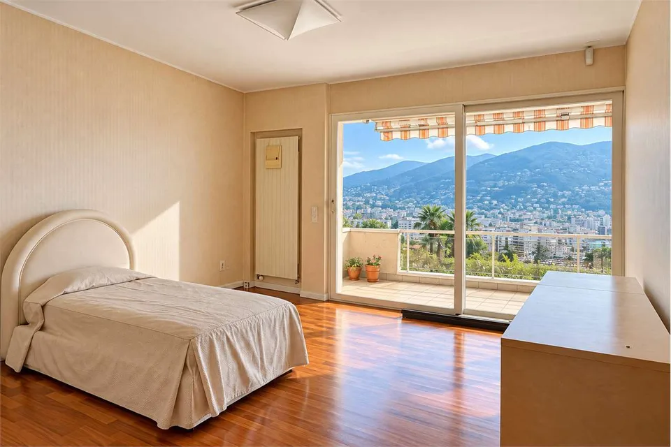 Elegantes Wohnhaus mit Seeblick und privatem Garten – Foto 8 von 13
