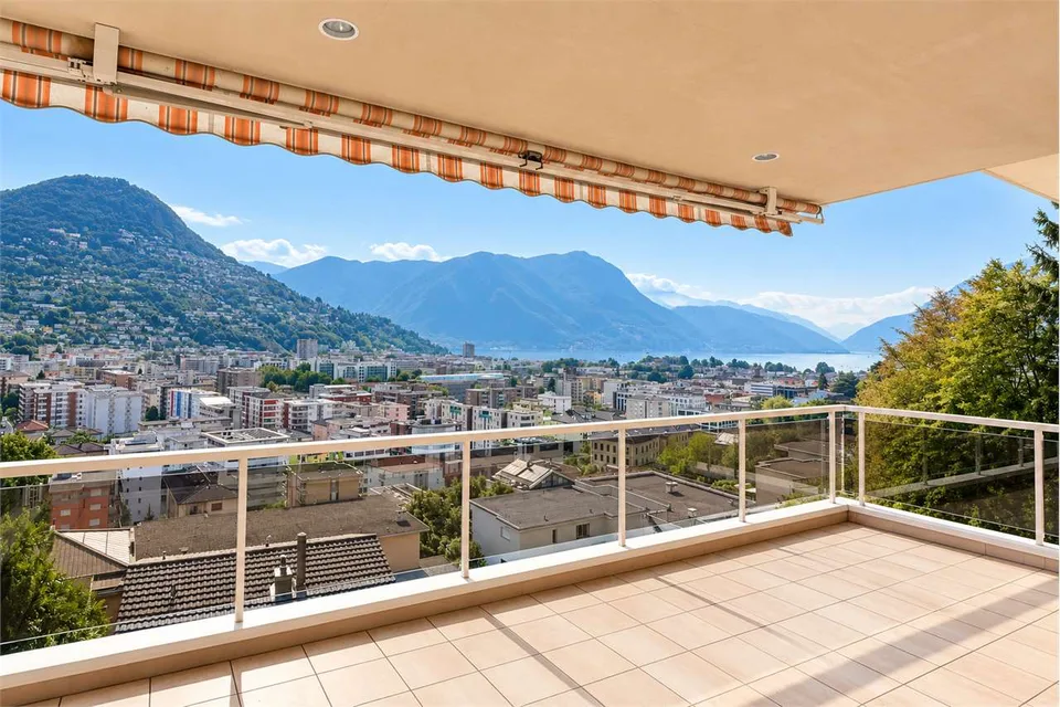 Elegante Residenza con vista lago e giardino privato – foto 2 di 13