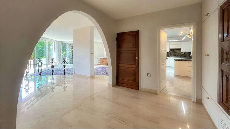 Villa mit Pool und Nebengebäude – Foto 9 von 13