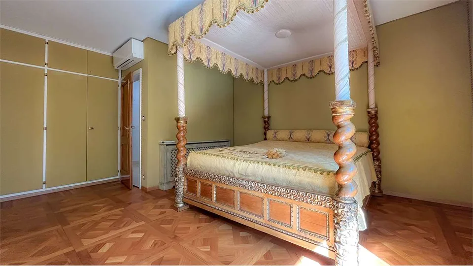 Villa mit Pool und Nebengebäude – Foto 12 von 13