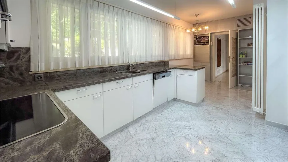 Villa mit Pool und Nebengebäude – Foto 11 von 13