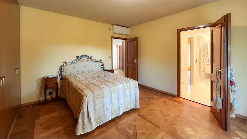 Villa mit Pool und Nebengebäude – Foto 13 von 13