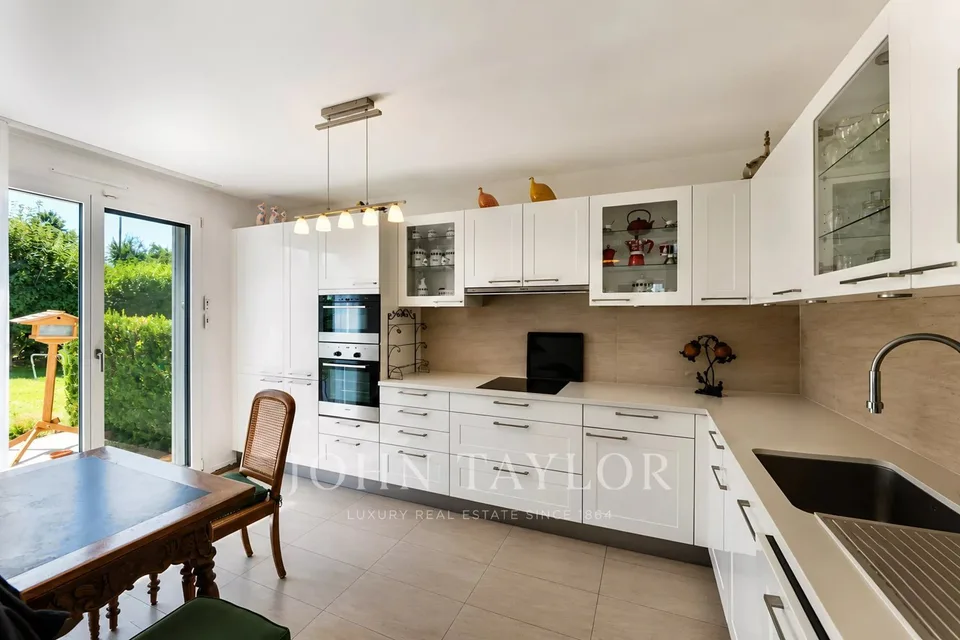 Prachtvolles Souterrain-Wohnung mit Garten in einer modernen Residenz – Foto 6 von 13