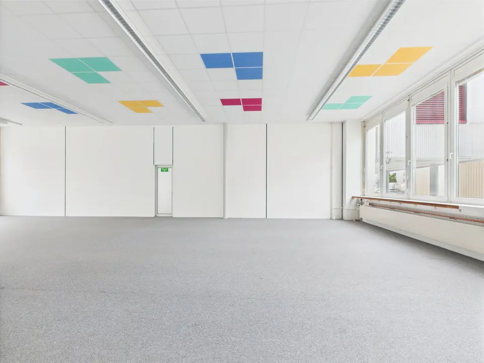 Luftige und helle Bürofläche im Erdgeschoss in Murten – Foto 6 von 9
