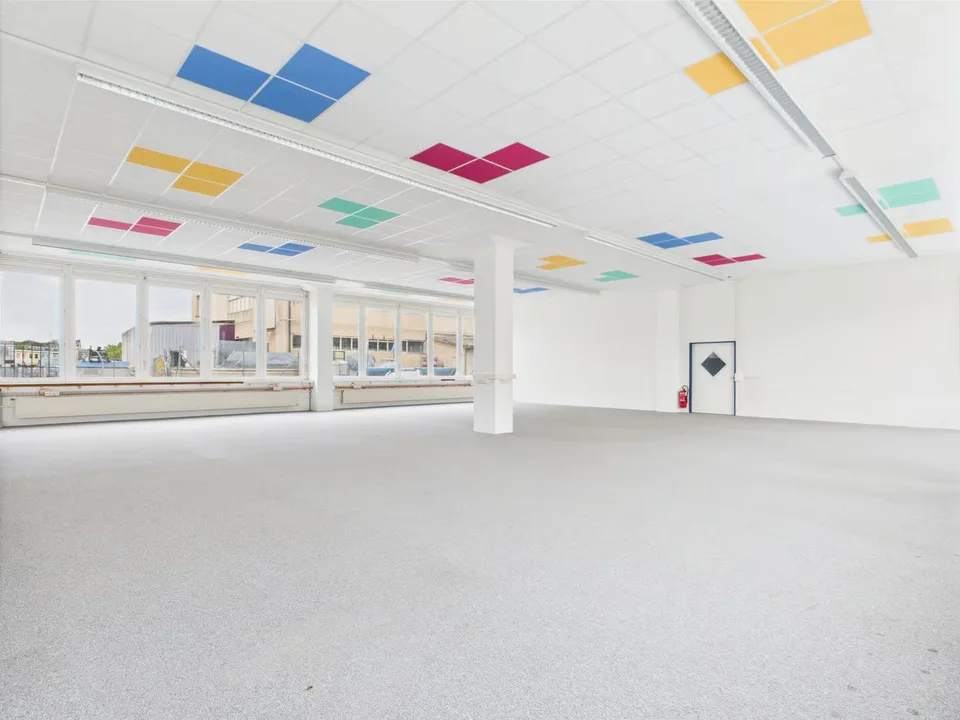 Moderne Gewerberäume im Erdgeschoss in Murten zu vermieten – Foto 2 von 9