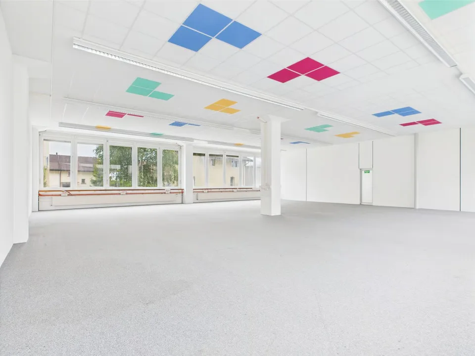 Moderne Gewerberäume im Erdgeschoss in Murten zu vermieten – Foto 3 von 9