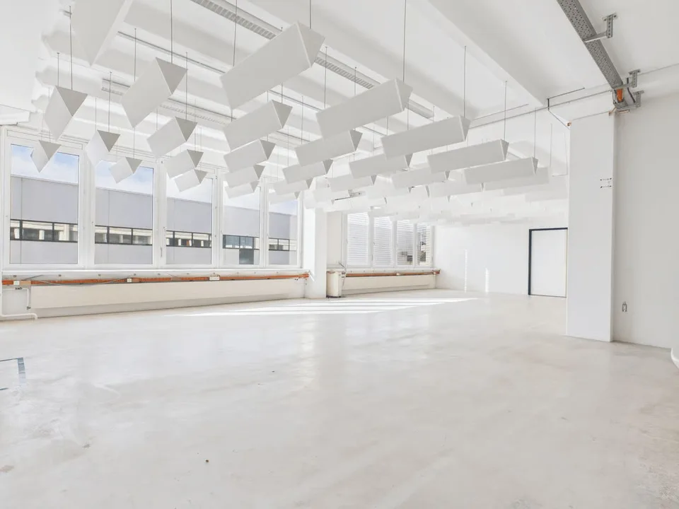320m2 befahrbare Gewerbefläche im industriellen Design – Foto 14 von 18