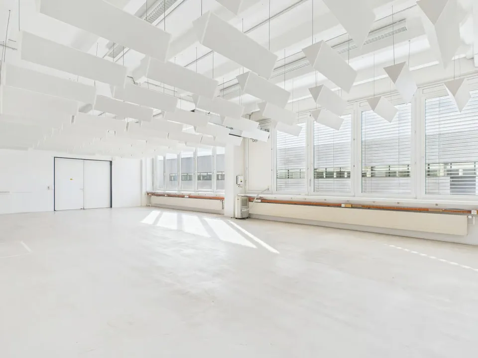 320m2 befahrbare Gewerbefläche im industriellen Design – Foto 11 von 18