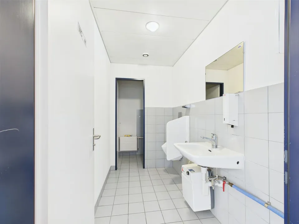 350m2 helle Gewerbefläche mit integrierten Büros – Foto 6 von 21