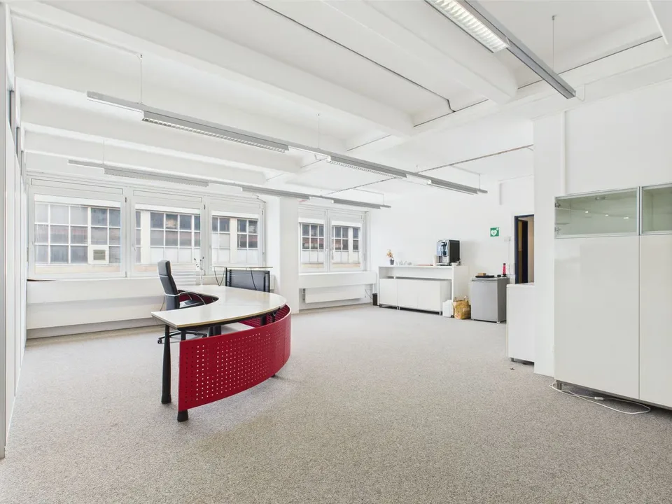 350m2 helle Gewerbefläche mit integrierten Büros – Foto 4 von 21