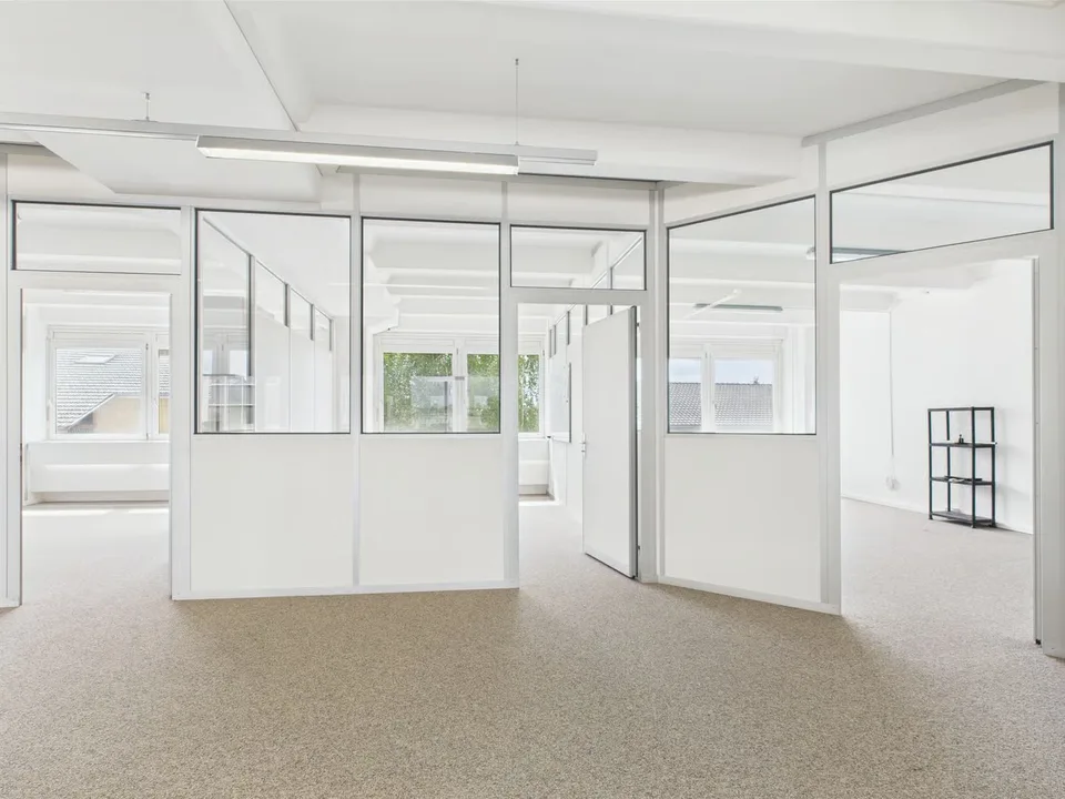350m2 helle Gewerbefläche mit integrierten Büros – Foto 11 von 21