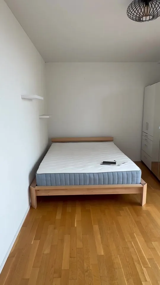 Befristet: Möbliertes WG-Zimmer mit eigenem Bad und Tiefgaragenplatz – November bis Januar – Foto 2 von 8