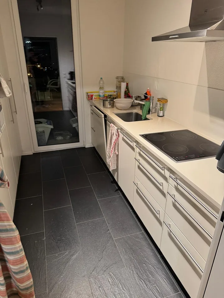 Befristet: Möbliertes WG-Zimmer mit eigenem Bad und Tiefgaragenplatz – November bis Januar – Foto 7 von 8