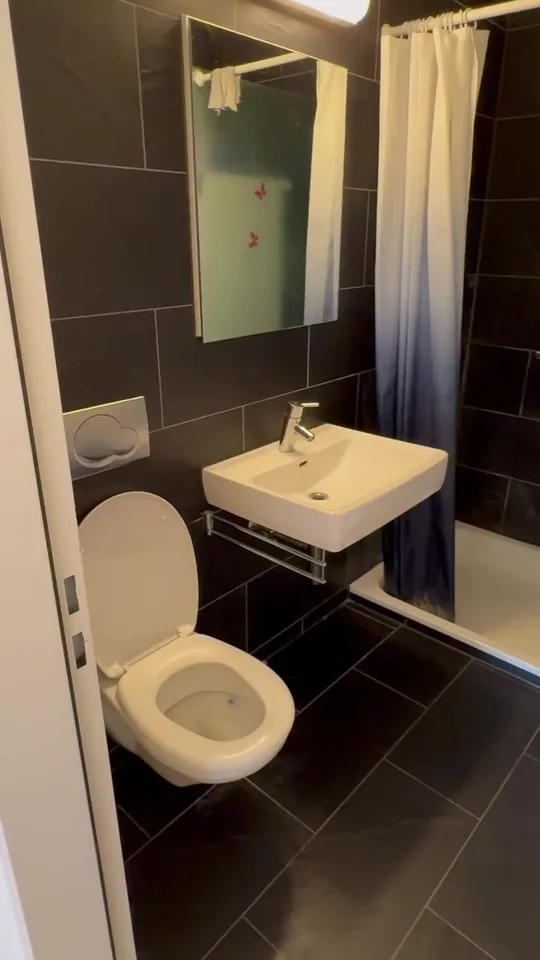 Befristet: Möbliertes WG-Zimmer mit eigenem Bad und Tiefgaragenplatz – November bis Januar – Foto 3 von 8