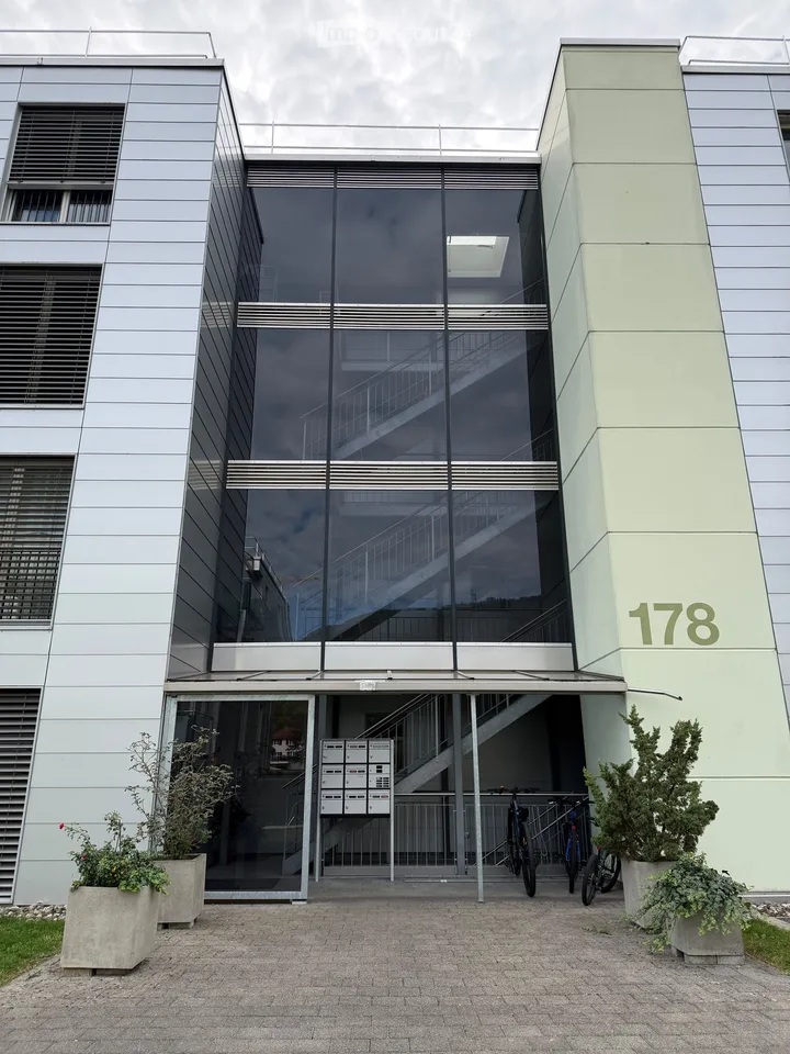 Moderne und grosszügige 4 1/2 Zimmer Eigentums-Wohnung mit grossem verglastem Balkon – Foto 15 von 17