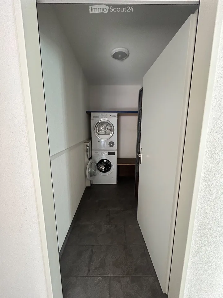 Moderne und grosszügige 4 1/2 Zimmer Eigentums-Wohnung mit grossem verglastem Balkon – Foto 12 von 17