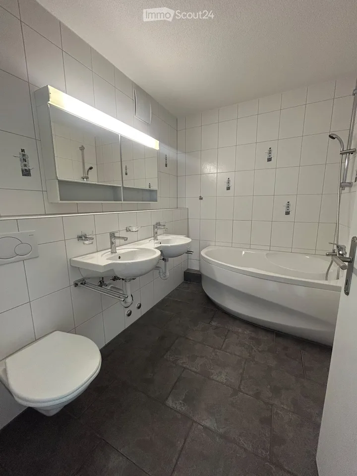 Moderne und grosszügige 4 1/2 Zimmer Eigentums-Wohnung mit grossem verglastem Balkon – Foto 5 von 17